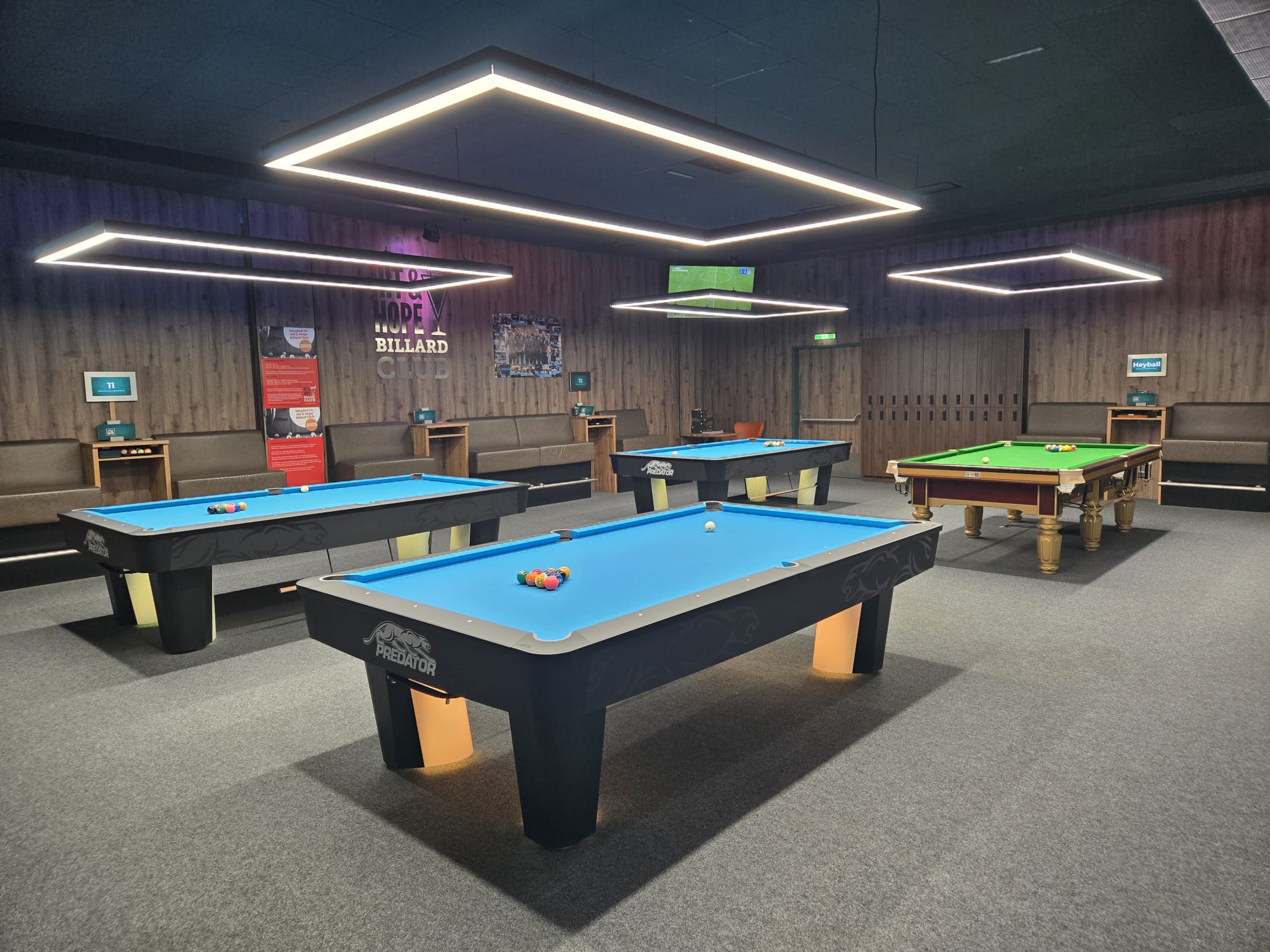 Hit & Hope Billard Club, Wien — drei Predator-Apex-Tische